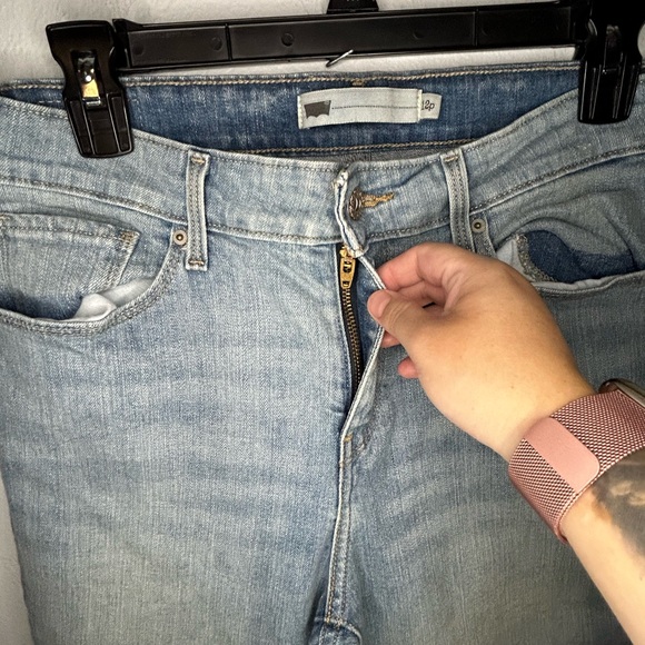 Levi’s Light Wash Denim Capri Croped Size 12 Jeans Excellent Condtion - Picture 3 of 4